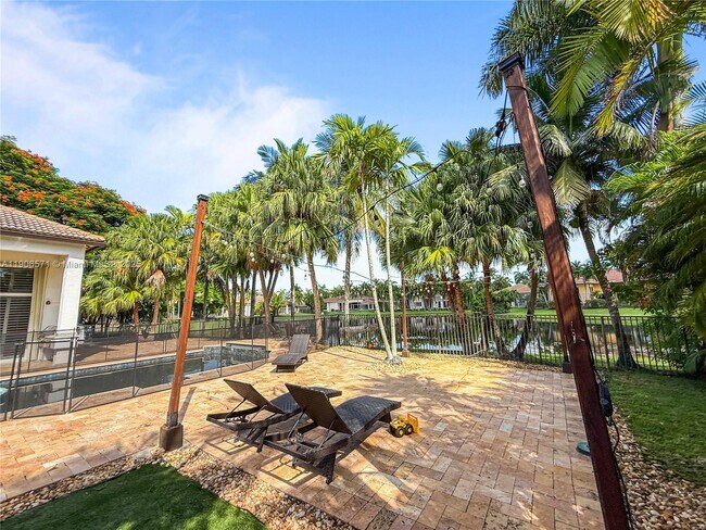 Building Photo - 2514 Poinciana Dr