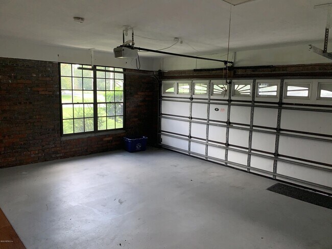 Building Photo - 321 Foxridge Rd