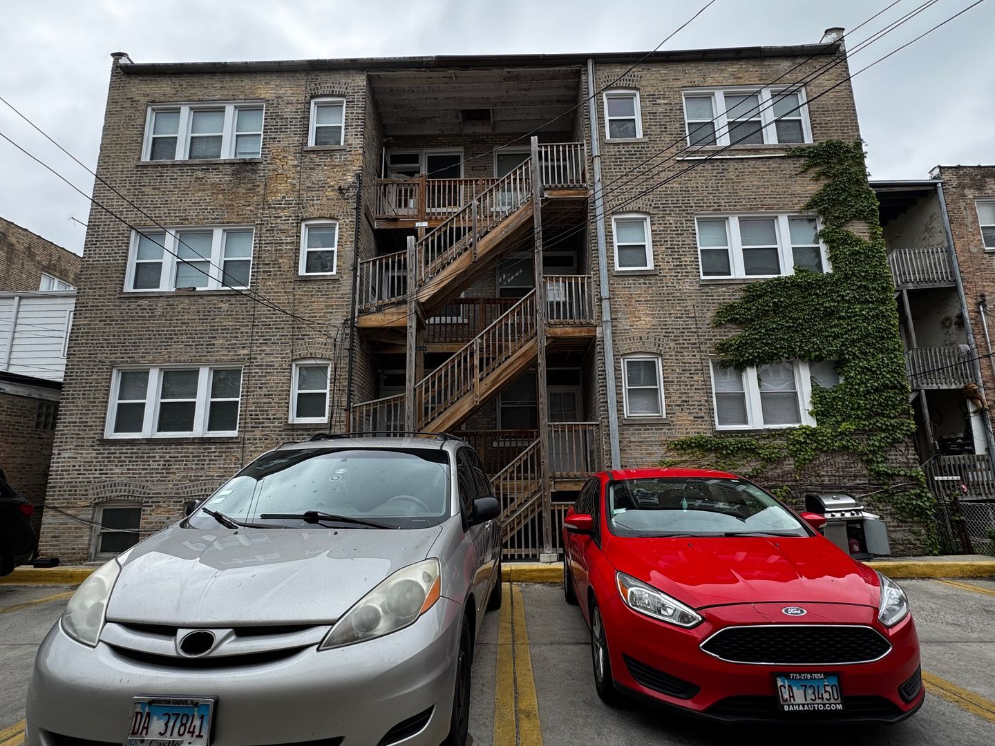 Building Photo - 6439 N Leavitt St