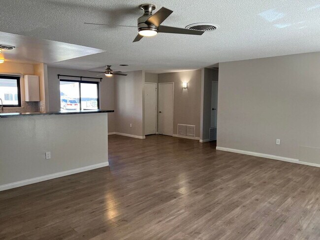 Building Photo - 2-Bedrooms and 2-Bathrooms Home Palm Desert