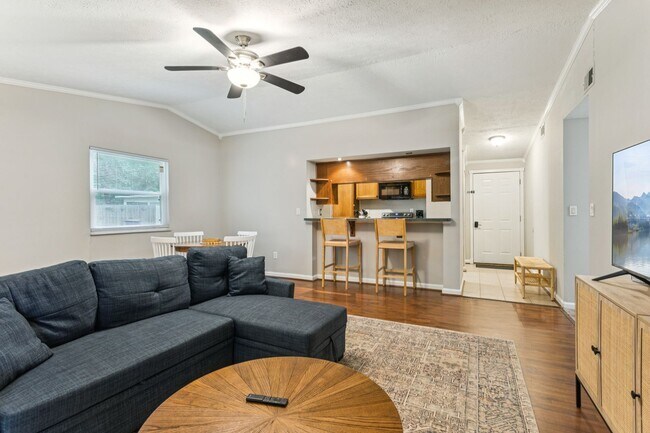 Building Photo - 501 Ashwood Dr
