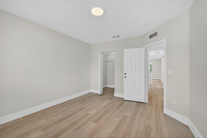 Building Photo - 2213 Oakmont Dr