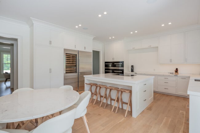 Building Photo - 126 Somerset Ave