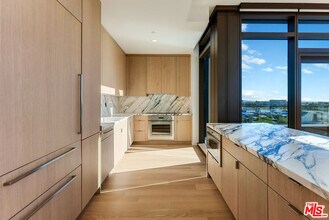 Building Photo - 700 Broadway