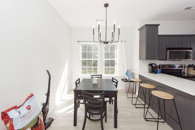 Building Photo - 4 Bedroom 2.5 Bath House in Woodland Lakes - Goose Creek