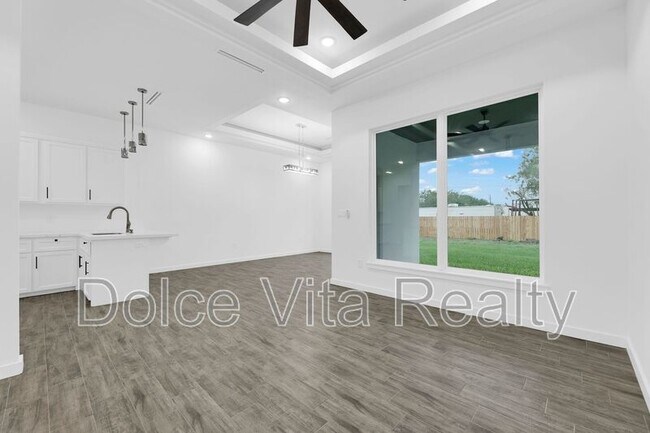 Building Photo - 1416 N Lookout Dr