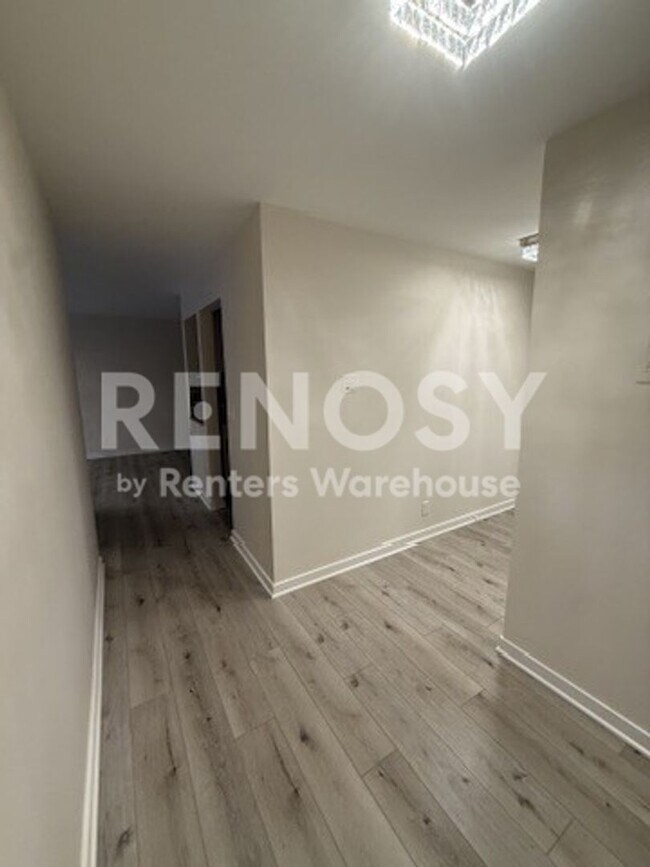 Building Photo - 5607 Green Cir Dr