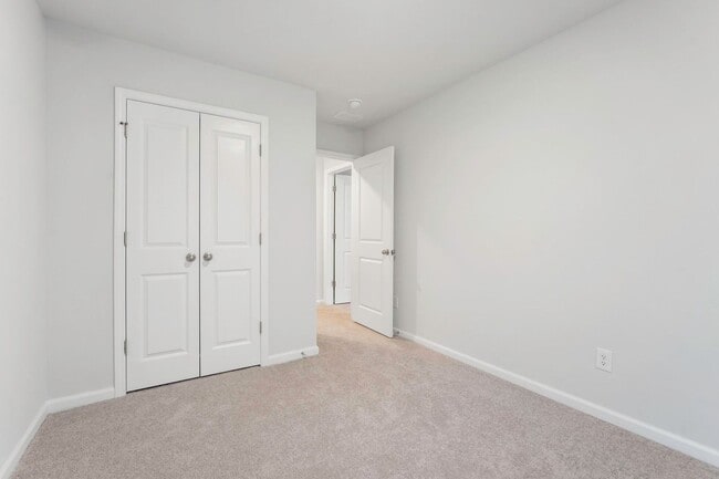 Building Photo - Beautiful 4-Bedroom 2.5 Bath Townhome