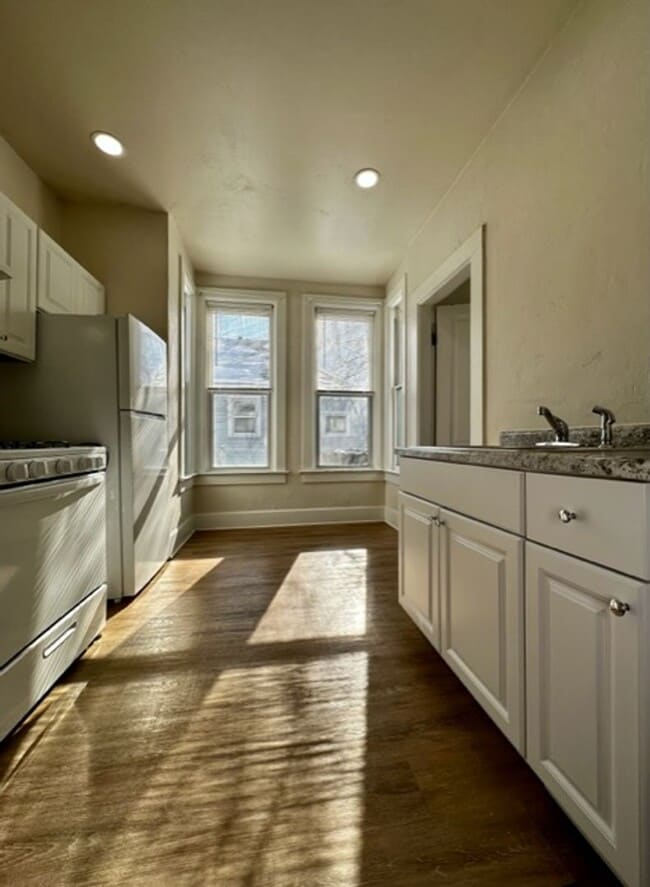 Building Photo - Beautiful 1 Bedroom 1 Bath Lower Duplex-Av...