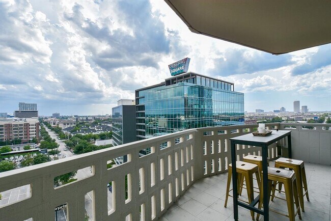 Building Photo - 2016 Main St