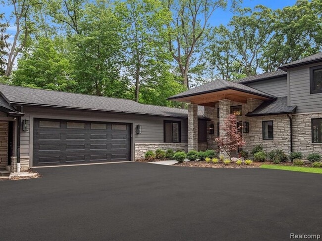 Building Photo - 3511 Lakecrest Dr