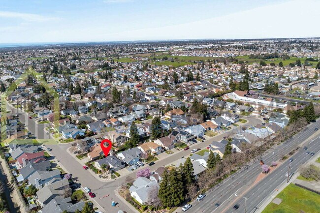 Building Photo - Spacious 3-Bedroom, 3-Bath Home Available