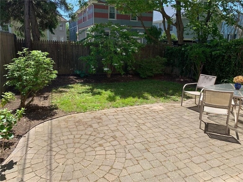 Building Photo - 27 Young St