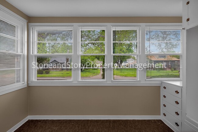 Building Photo - Large 4 bedroom 2 bath in well established Oakland neighborhood