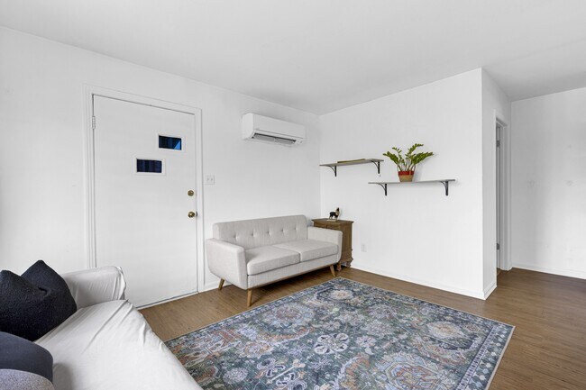 Building Photo - 305 Connell St