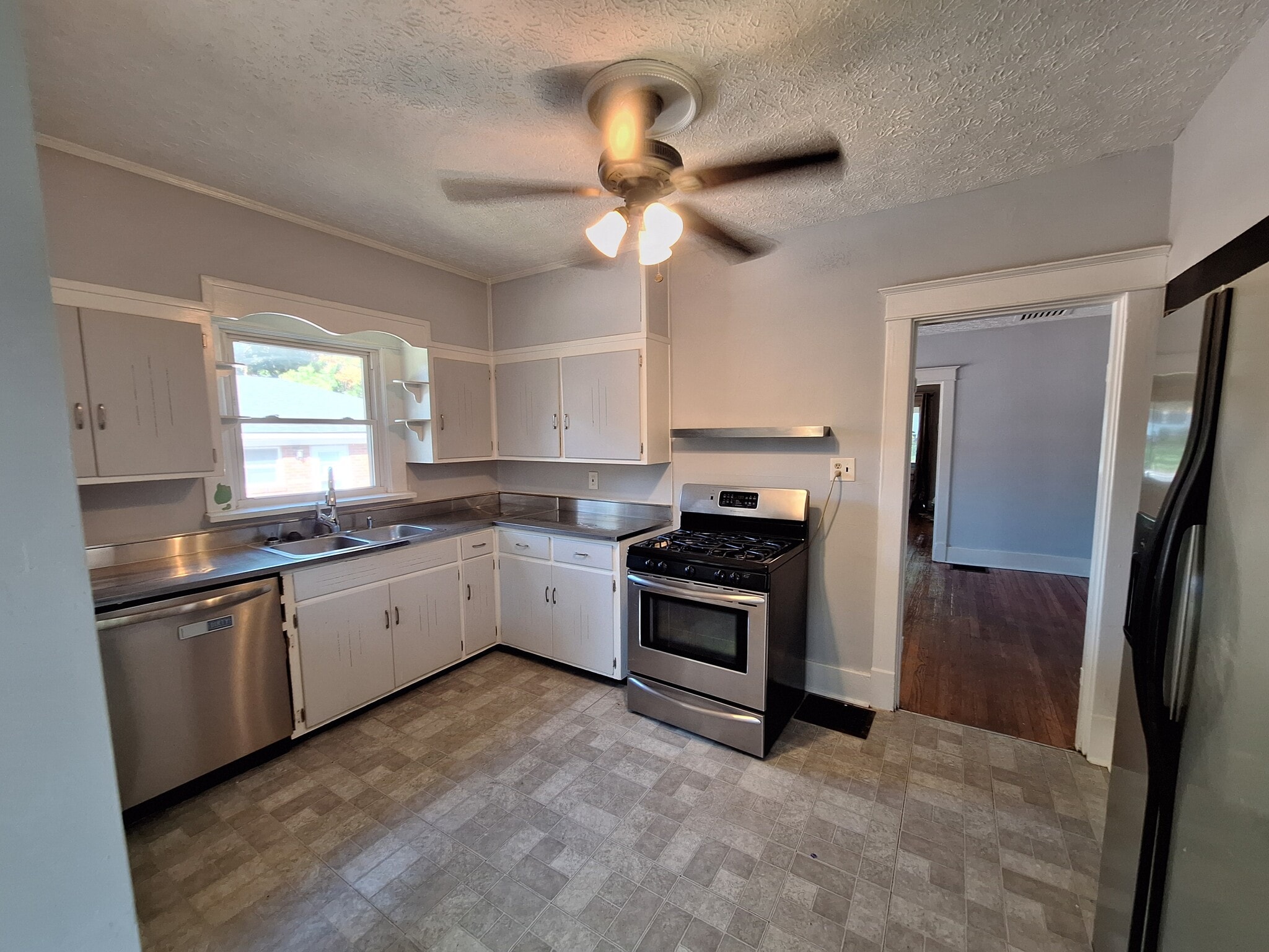 Kitchen - 2908 Wurtele Ave