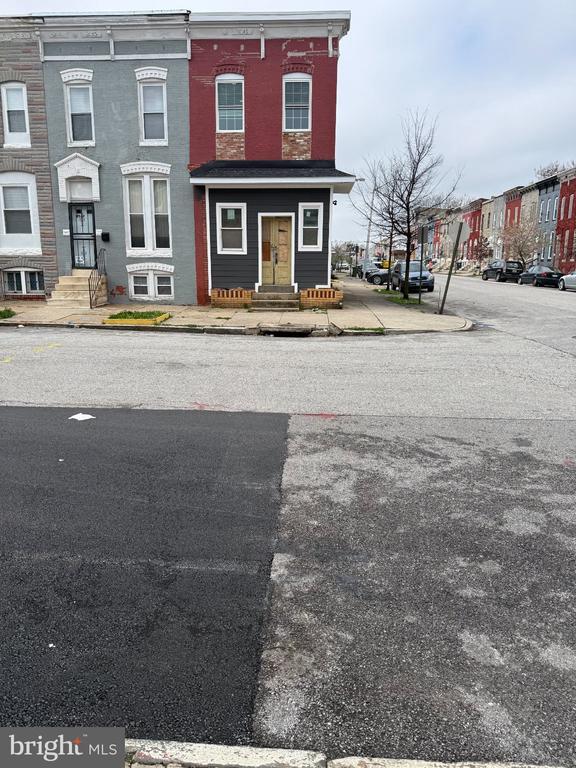 Building Photo - 1930 N Payson St