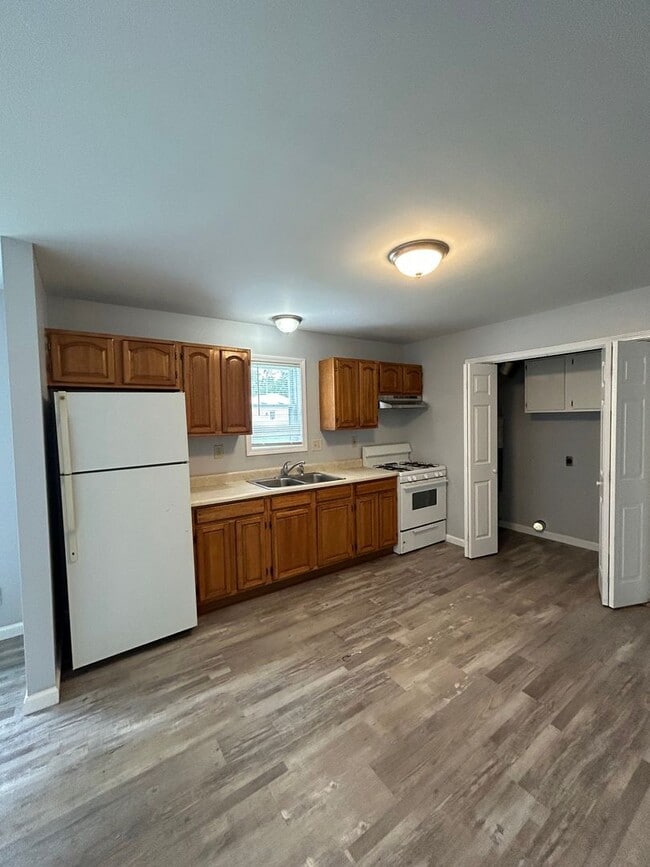 Building Photo - Remodeled 2 Bedroom Duplex