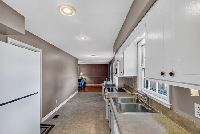Building Photo - 259 Shoreline Dr