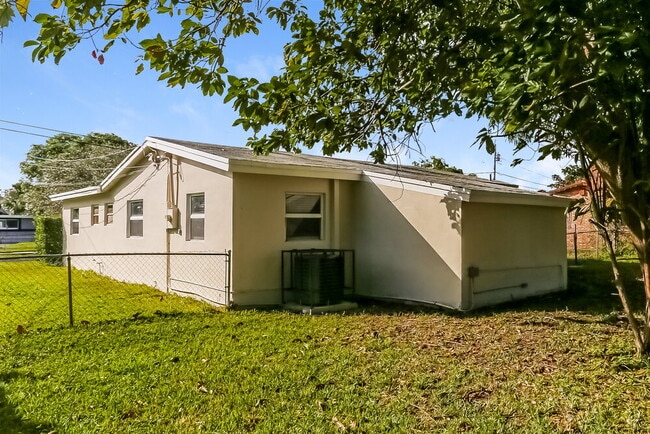 Building Photo - 710 NW 35th Ave