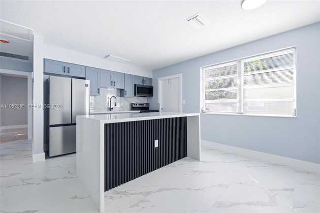 Building Photo - 2440 Hayes St