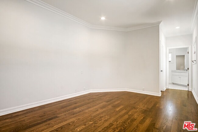 Building Photo - 116 N Palm Dr