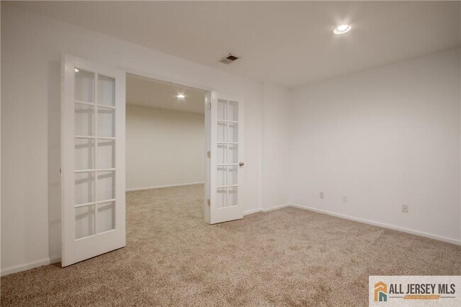 Building Photo - 98 S Shore Dr