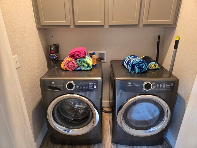 Building Photo - Amazing townhome in Central Park near Nort...