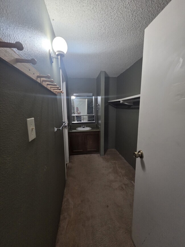 Building Photo - 1300 Golden Cir