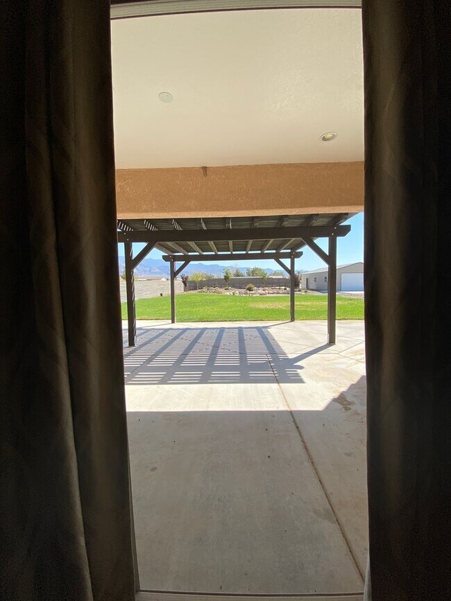 Building Photo - CALVADA VALLEY U.1 - Oakleaf Avenue