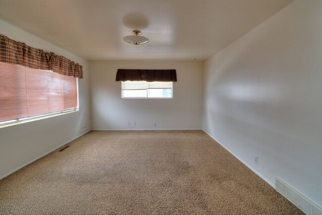 Building Photo - Available immediately 2 bedroom 1 bath in ...
