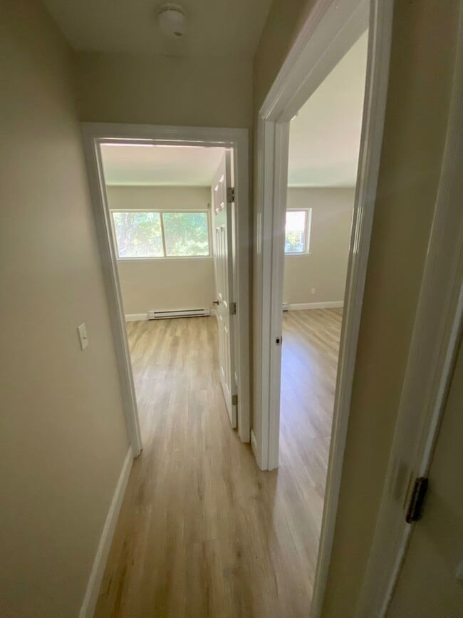 Building Photo - Bright & Remodeled 2BD/1BA 2nd Floor Quarr...