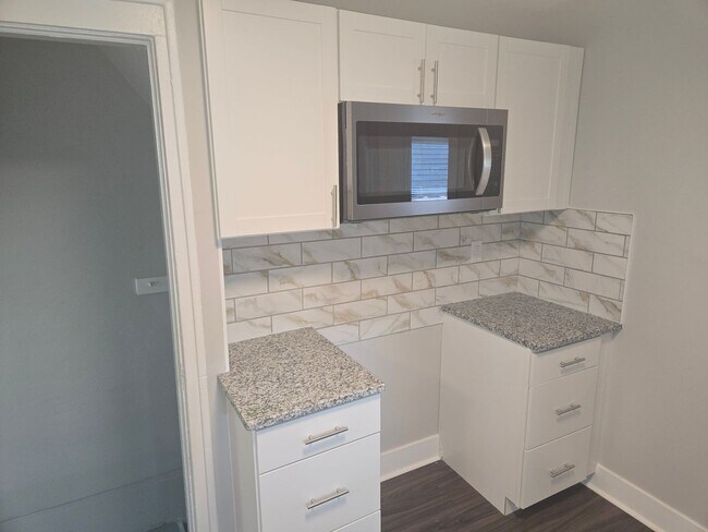 Building Photo - 3 Bedroom 1 Bathroom Single Family Cape Co...
