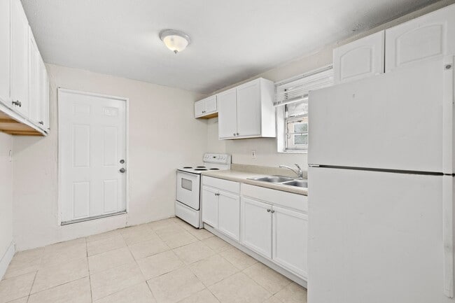 Building Photo - 1125 W 28th St