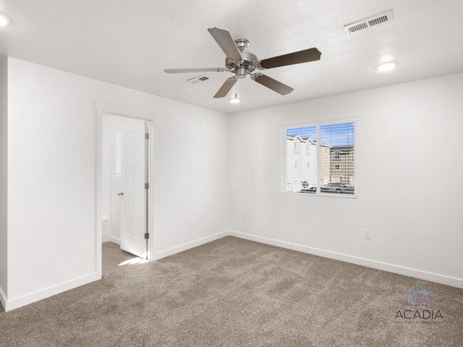 Building Photo - Spacious 3 Bed/2.5 Bath Townhome in Magna Community!