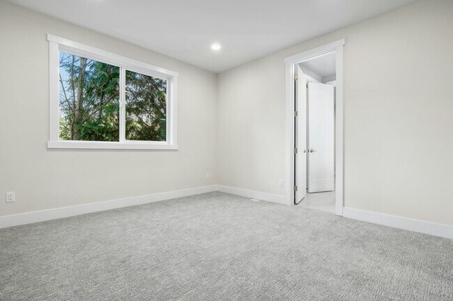 Building Photo - 5Bd/4.5Ba Bellevue House