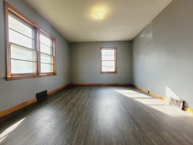 Building Photo - 1320 N Broadwell Ave