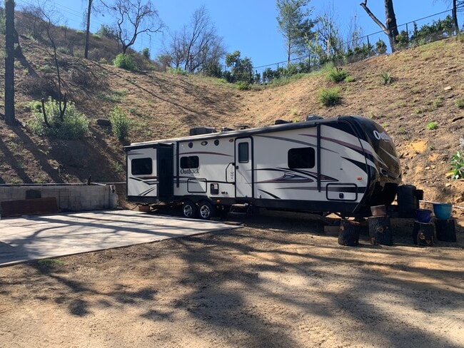Modern 1 br trailer. 3 slides set up - 1990 Las Flores Canyon Rd