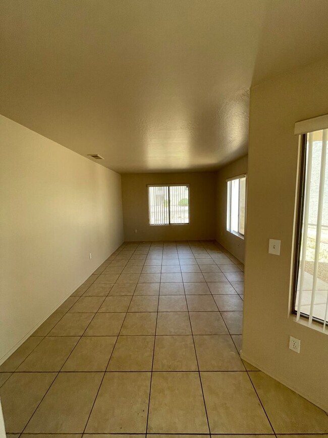 Building Photo - 3 Bedroom - 2 story corner lot - Glendale ...