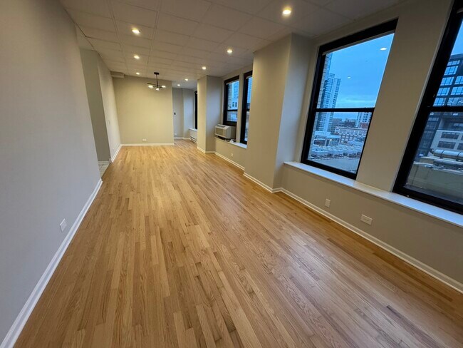 Building Photo - 600 S Dearborn St