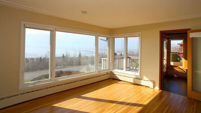 Building Photo - AVAILABLE AUG 19th - 4 BEDROOM 3 BATHROOM - GORGEOUS LAKE VIEWS