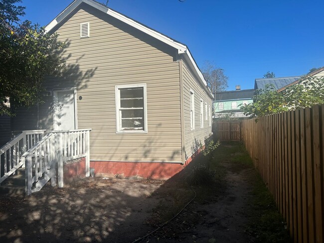 Building Photo - Lovely 2BR + office 1 BA Single family