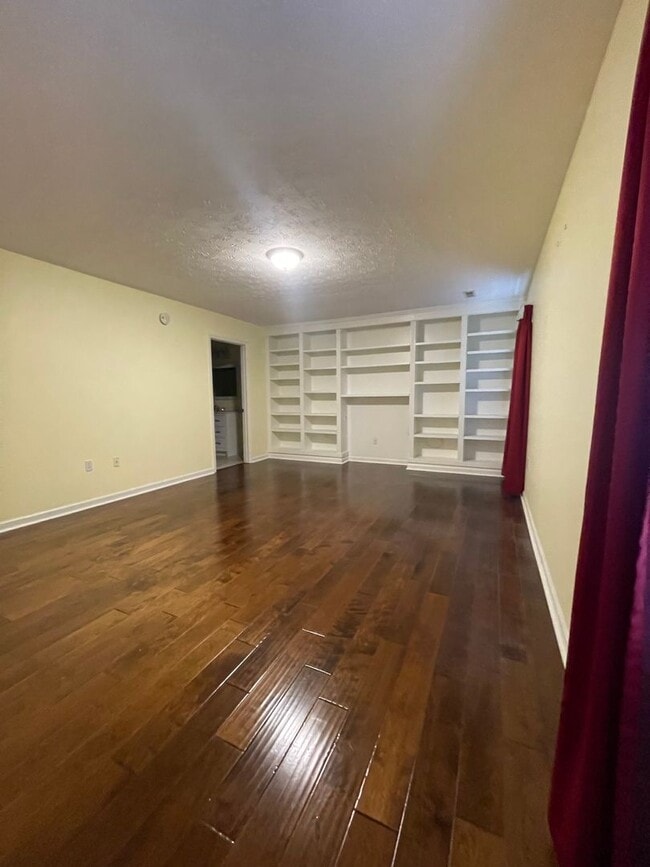 Building Photo - MOVE IN READY