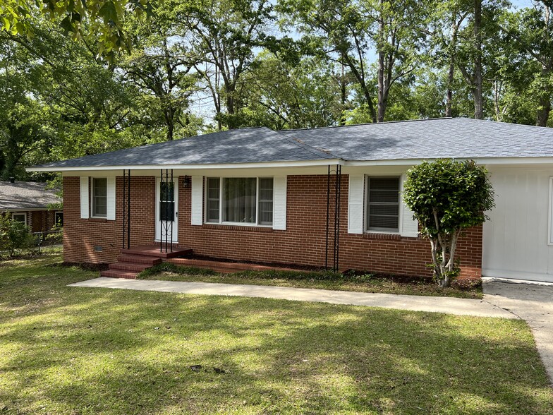 Nice brick on no home - 203 Woodland Dr