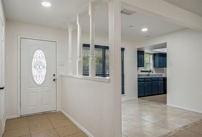 Building Photo - Beautifully crafted 3 Bed 2 Bath home in L...