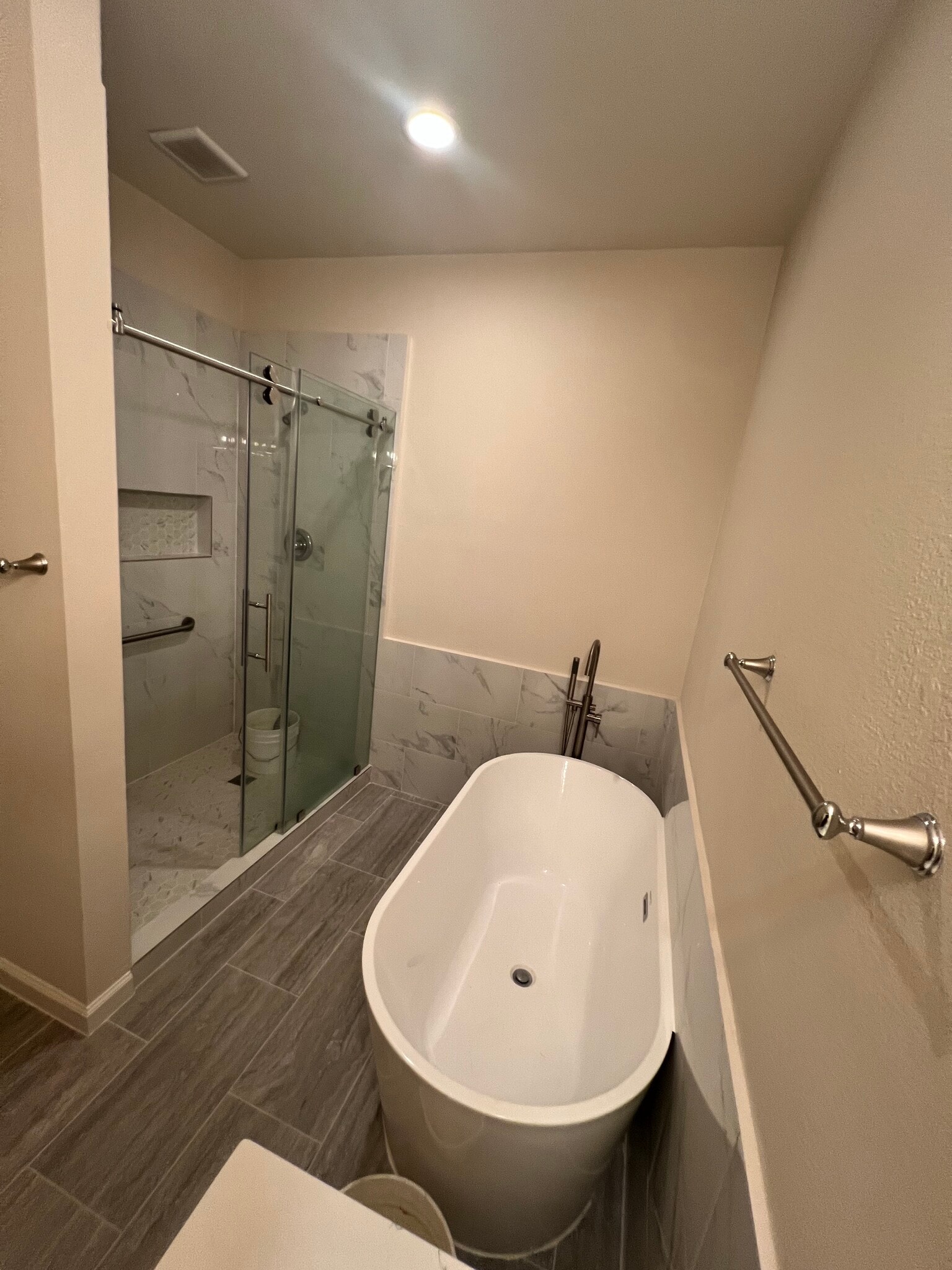 Master bath shower with soaker tub - 21839 Manitou Falls Ln