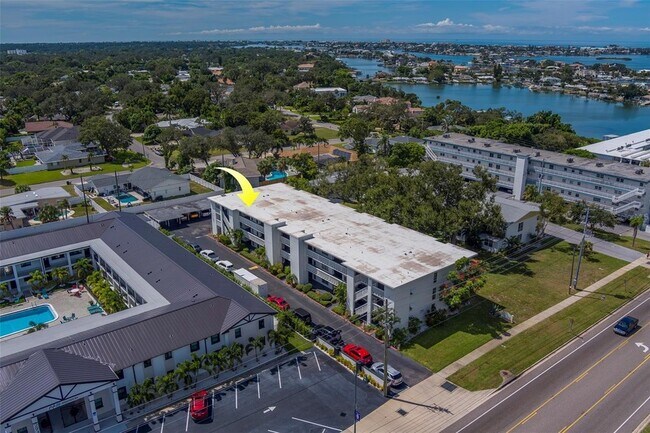 Building Photo - 2944 W Bay Dr