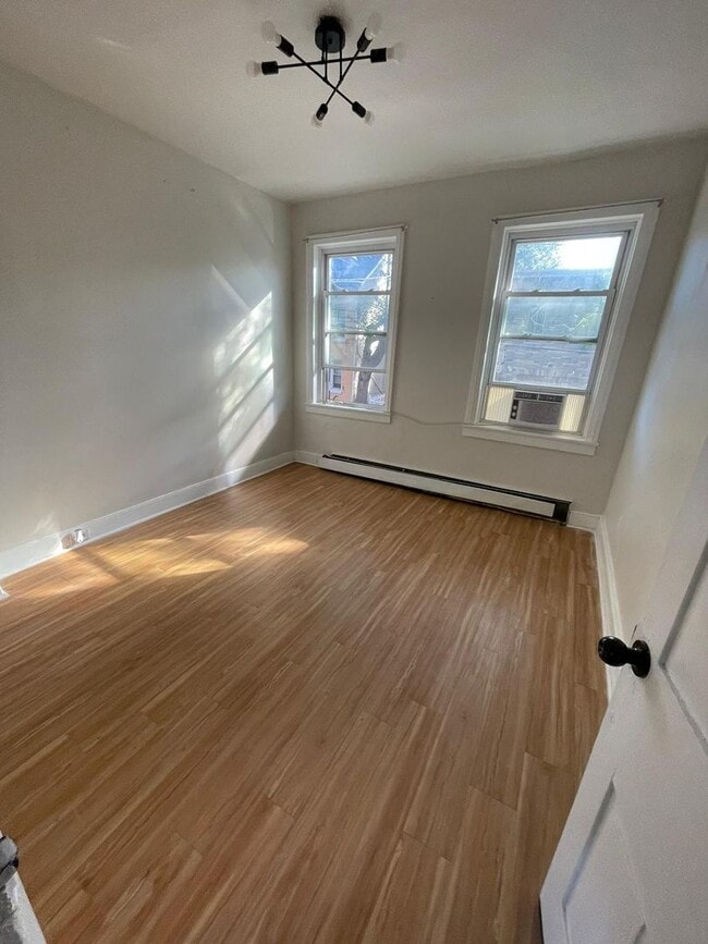 Building Photo - Cozy 2 bedroom 1 bathroom house with off-street parking