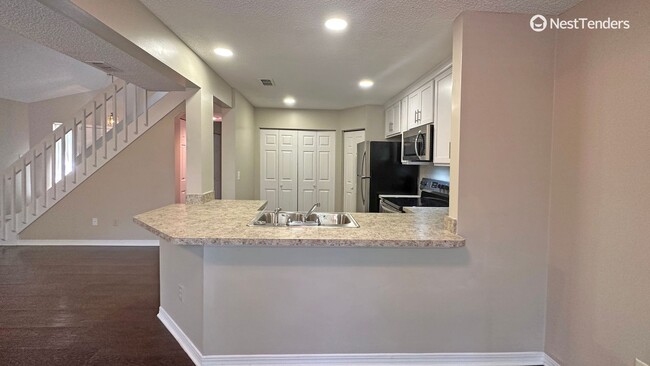 Building Photo - Large Updated Townhome in Argyle Forest!