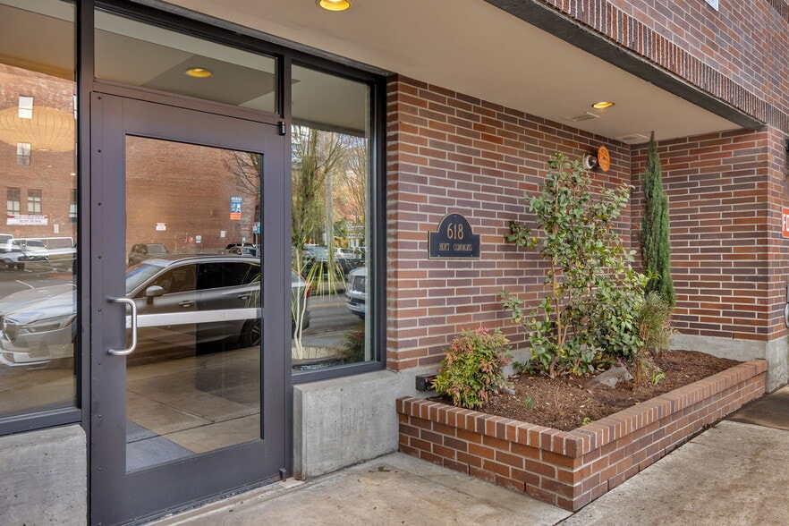 Building Photo - 618 NW 12th Ave